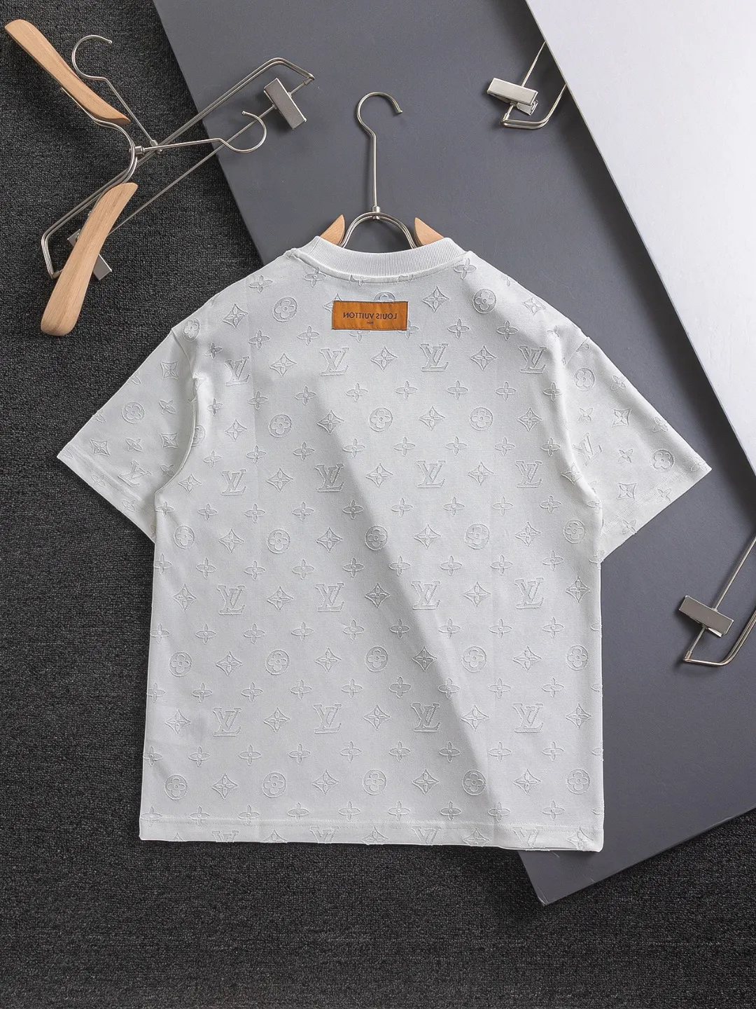 🅿️200 Louis Vuitton 1V Lujia LV slightly wide version S-XL lv 26SS LV new product counter catwalk model, full body cut burnt letter logo heavy craftsmanship, same style for men and women! Short-sleeves are not the same as the general public, but must be unique and eye-catching. This LV short-sleeves is all about quality, comfort, consistent style, fashion, including fabrics and cutting techniques, all of which have been made with great effort! 320 grams of washed pure cotton fabric, pure cotton is breathable, very refreshing and comfortable for daily wear. The rib knitting on the neckline is smooth and tight, and the neckline will not be skewed if you toss it at will. The loose version, you will find that it looks really good on the upper body. The overall is minimalist and neat, super versatile for daily use! Pair it casually with a pair of pants for a youthful look. A T-shirt will make your outfit crazy. It is a fashionable item that can never go wrong! Color: Black White Blue Size: S-XL Size chart: S: Shoulder width 50-Bust 56-Length 70 M: Shoulder width 52-Bust 57-Length 72 L: Shoulder width 54-Bust 59-Length 74 XL: Shoulder width 56-Bust 62-Length 76